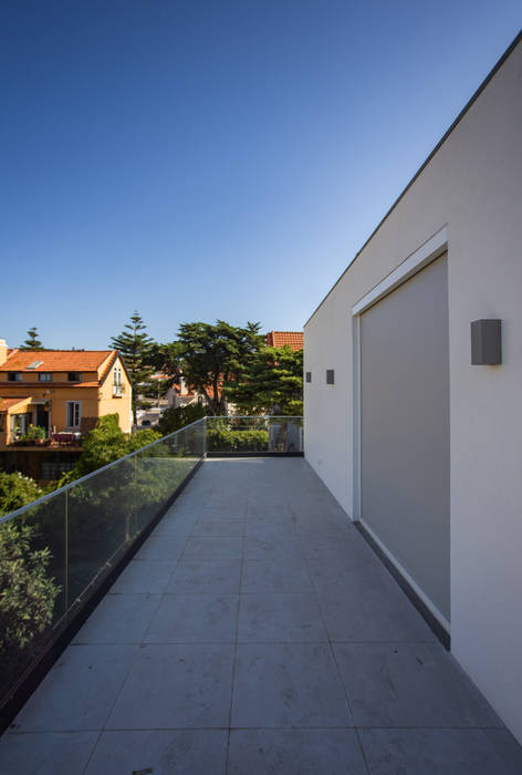 Azarujinha - Projecto e construção de habitação unifamiliar T7 em LSF no Estoril, goodmood - Soluções de Habitação goodmood - Soluções de Habitação minimalist style balcony, porch & terrace Glass