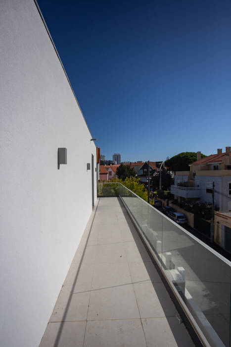 Azarujinha - Projecto e construção de habitação unifamiliar T7 em LSF no Estoril, goodmood - Soluções de Habitação goodmood - Soluções de Habitação Balcones y terrazas de estilo minimalista Vidrio