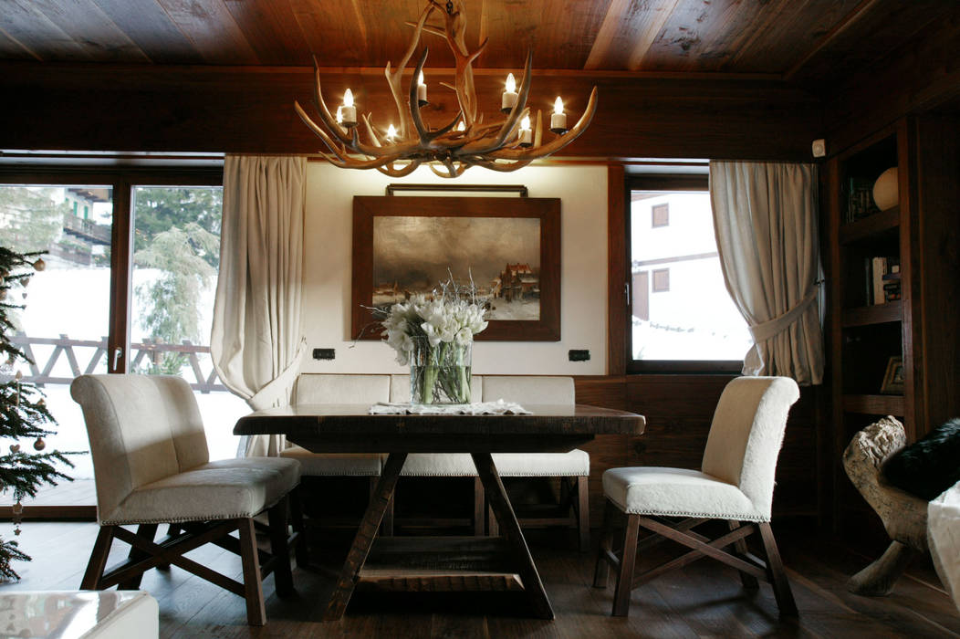 Villa Antonisa a Cortina D'Ampezzo, studio sgroi studio sgroi Sala da pranzo in stile rustico sala da pranzo, dining room, Cortina, illuminazione, lampadario, chandelier, tavolo, table, sedia, chair, legno, wood