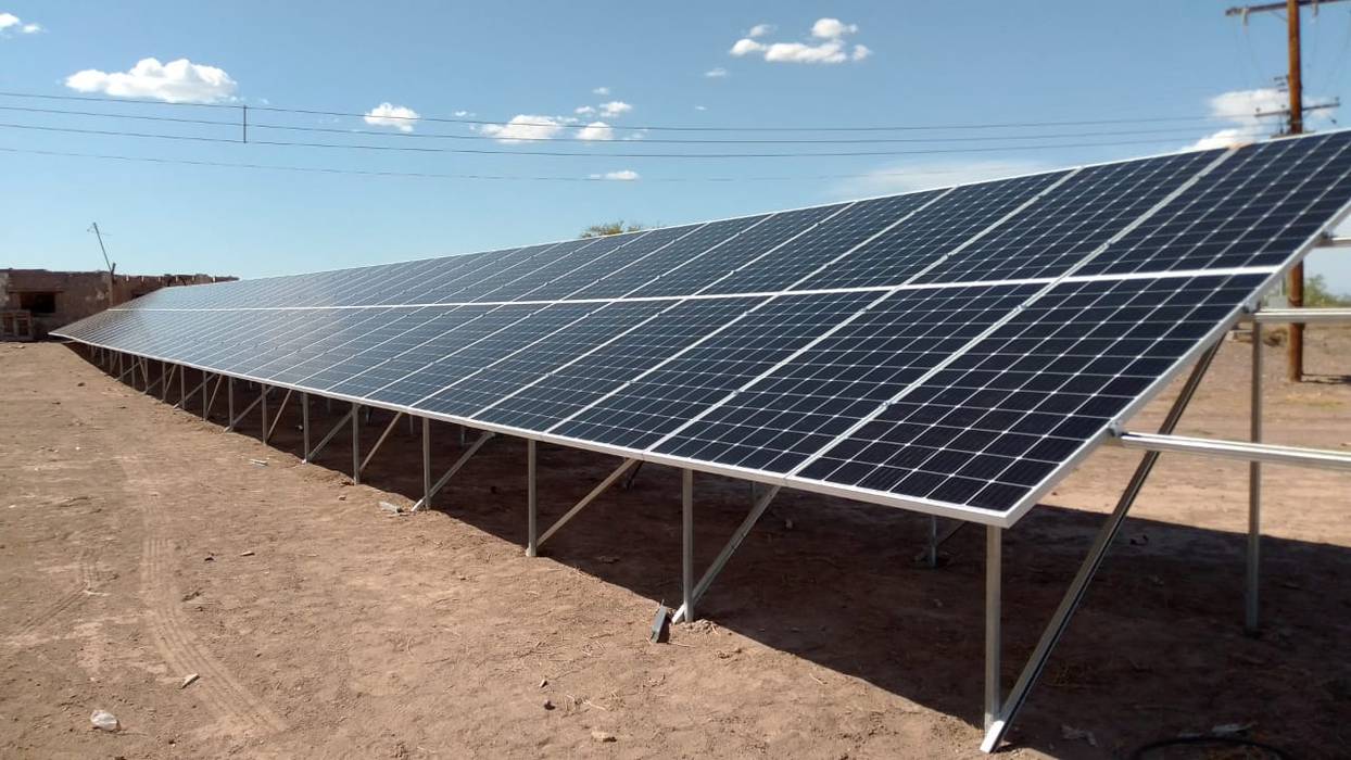 Instalacion de 60kW de paneles solares , Claudia Dominguez Claudia Dominguez Casa di campagna