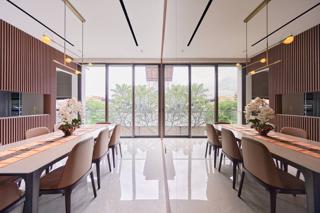 Mr Shopper Studio | Landed Property | Cayman Residence | Dining Room Mr Shopper Studio Pte Ltd Modern dining room Wood Wood effect Warm, Cozy, Spacious, Wood, huge Mirror Wall, Wood, Timeless, Long, Narrow Dining Room