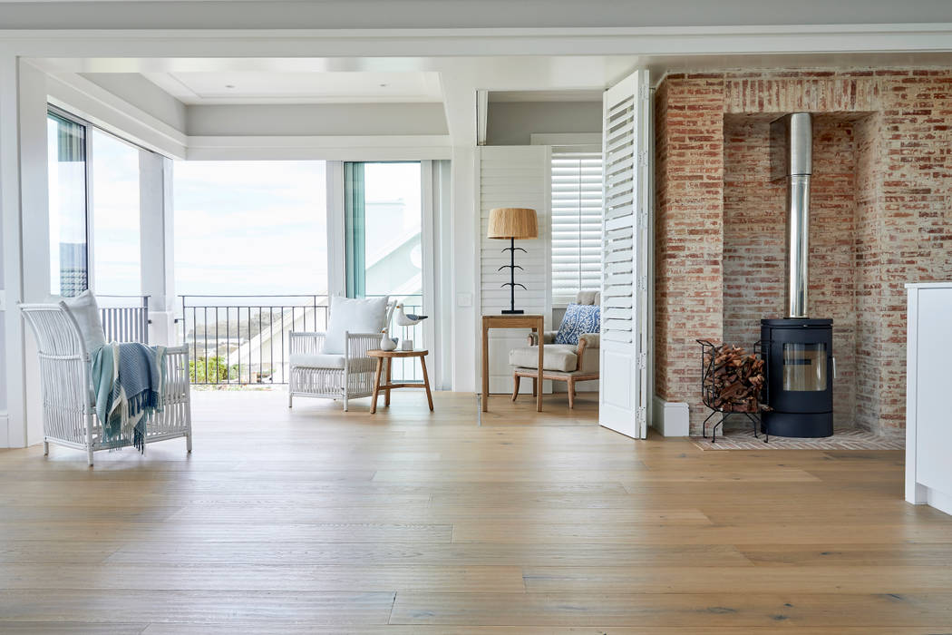 HERMANUS, BEACH HOUSE, Oggie Flooring Oggie Flooring Rustic style living room Solid Wood Multicolored