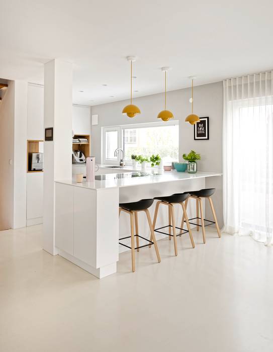 moderne Küchengestaltung in weiß Heerwagen Design Consulting Einbauküche