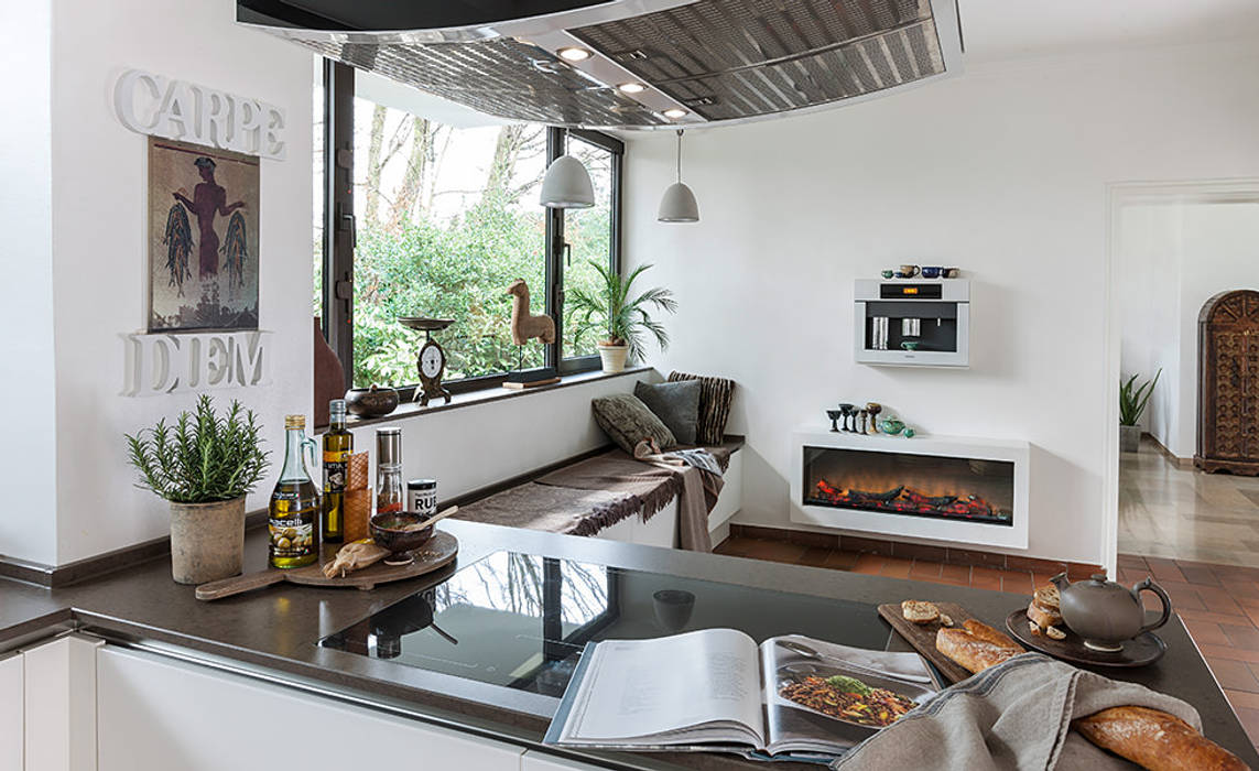 Einbauküche der Familie Dr. Theodoridis, Küchen Rochol GmbH Küchen Rochol GmbH Built-in kitchens Anlage,Eigentum,Bilderrahmen,Couch,Blumentopf,Zimmerpflanze,Wohnzimmer,Beleuchtung,Innenarchitektur,Holz