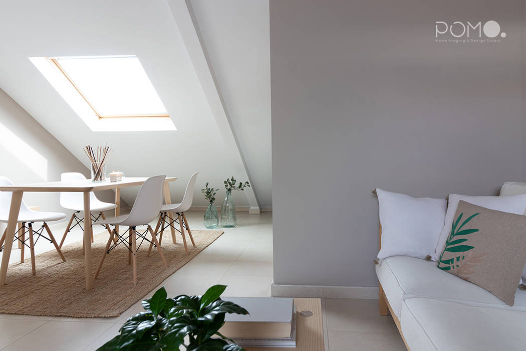 Home Staging – Salón comedor abuhardillado POMO. Home Staging & Design Studio Comedores de estilo escandinavo