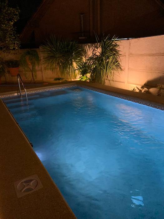 Piscina con iluminación LED, Piscinas con Diseño Chile Piscinas con Diseño Chile Piscinas de estilo clásico Concreto Pool, Piscinas, construccion de piscinas