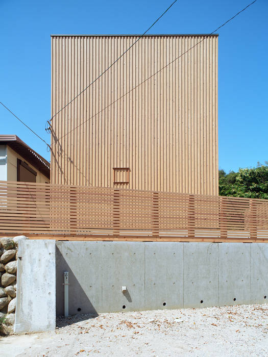 愛宕山の家 外観 おかやま設計室.. 北欧風 家 木 木目調 住宅,家,木造,木造住宅,家づくり,建築,インテリア,マイホーム,マイホーム計画,住宅設計,新築,設計事務所,住宅設計,建築家,暮らし,設計士,滋賀県建築家,滋賀県設計士,滋賀県建築設計事務所,丁寧な暮らし,住む,casa,architecture,house,design,simple,residence,建築家とつくる家,デザイン,デザイン住宅,木の家,木の家づくり,シンプル,シンプルモダン,北欧,ミニマム,自然素材,キッチン,バスルーム,畳,和室, スタイル,リフォーム,リノベーション,リノベ,エクステリア,無垢,フローリング,梁,垂木,構造材,建材,照明,タイル,リビング,玄関,玄関ポーチ,ベランダ,木製デッキ,屋根,ガルバ,ガルバリウム鋼板,玄関ドア,木製ドア,造作キッチン,日本,関西,施工、