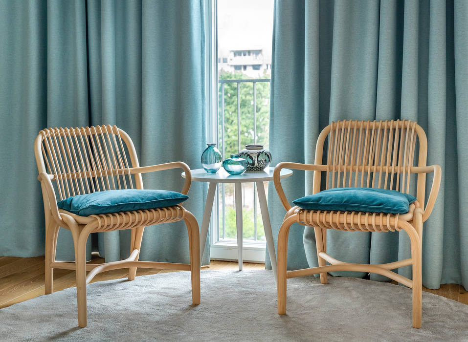 Sitzecke mit zwei Sessel aus Rattan CONSCIOUS DESIGN - Interiors by Nicoletta Zarattini Moderne Wohnzimmer Holz Türkis