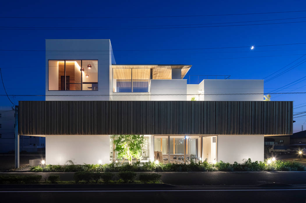 外観夜景 K+Sアーキテクツ 一戸建て住宅 木 白色