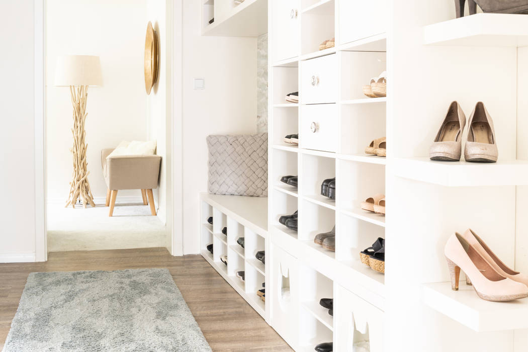 DIY Garderobe Feelgood Design Modern Corridor, Hallway and Staircase Engineered Wood Transparent Garderobe, Schuhregal, dunkler Flur, schmaler Flur, Stauraum, DIY