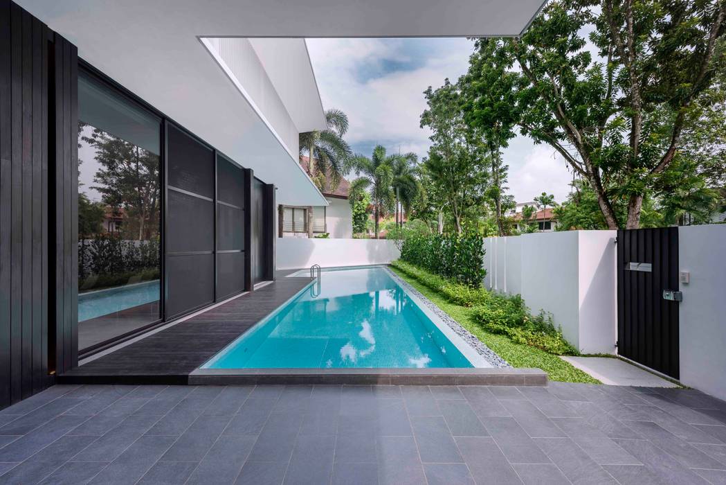 Eave House, ming architects ming architects Kolam Renang Modern