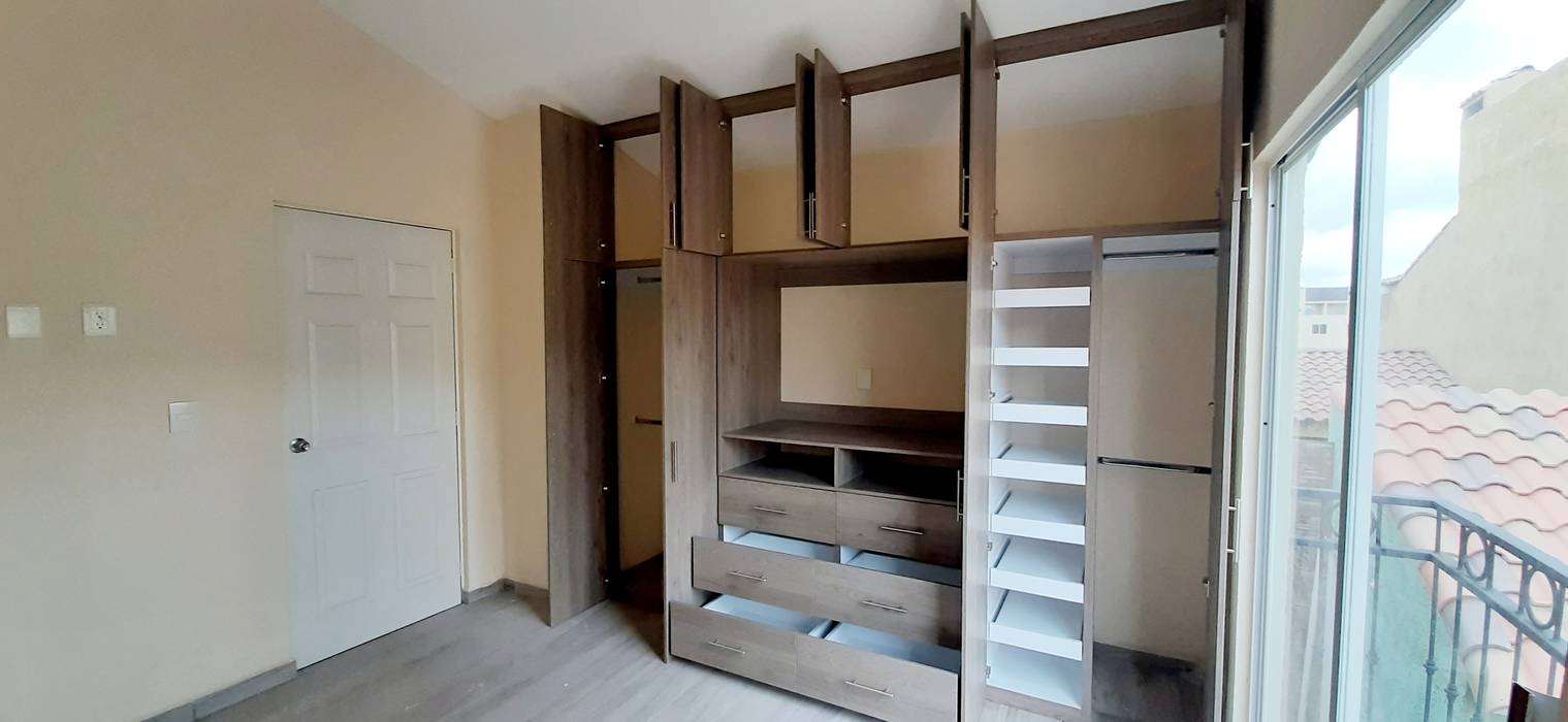 Clóset con cajonera y espacio para pantalla y consolas homify