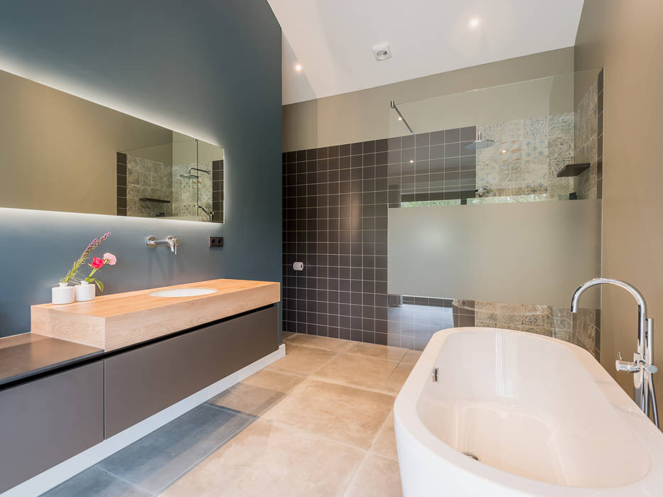 RESIDENTIAL | BATHROOM STOOFF INTERIOR PROJECTS Moderne badkamers badkamer bathroom custom made maatwerk interieurbouw