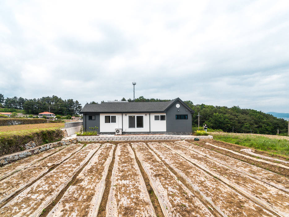 산과 바다, 정원 삼박자를 고루 갖춘 남해 30평전원주택, 공간제작소(주) 공간제작소(주) Casas prefabricadas