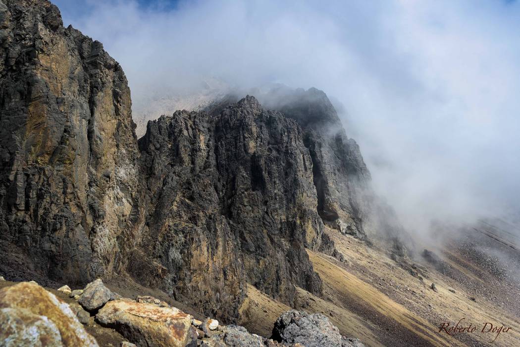 Los custodios Roberto Doger Fotografía Otros espacios montaña, paisaje, naturaleza, neblina, color, peña, camping,Cuadros e ilustraciones