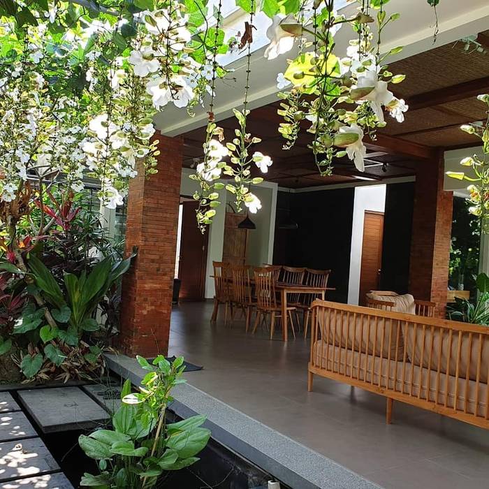 Villa Ubud, Bali, Bral Studio Architecture Bral Studio Architecture Balcone, Veranda & Terrazza in stile tropicale
