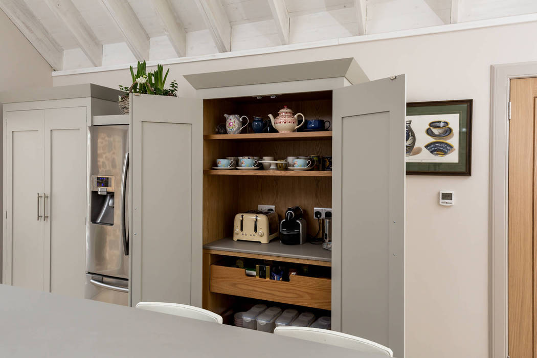 Christopher Howard Kitchen Larder Cabinets Christopher Howard Aneks kuchenny Drewno O efekcie drewna Barn detail, Barn Conversion, Navy Island, Island, Barn Kitchen, Industrial Chic, Industrial details, Original features, Contrasting island, Vaulted ceiling, Family kitchen, Tall cabinets, Industrial lighting, Breakfast bar, Larder, Kitchen storage, hidden kitchen storage, bespoke cabinet, kitchen cabinet