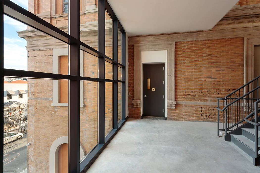 Our Lady of Lourdes, Passivhaus Mehrfamilienhaus in Brooklyn, NYC, van der Moga Photography van der Moga Photography Stairs