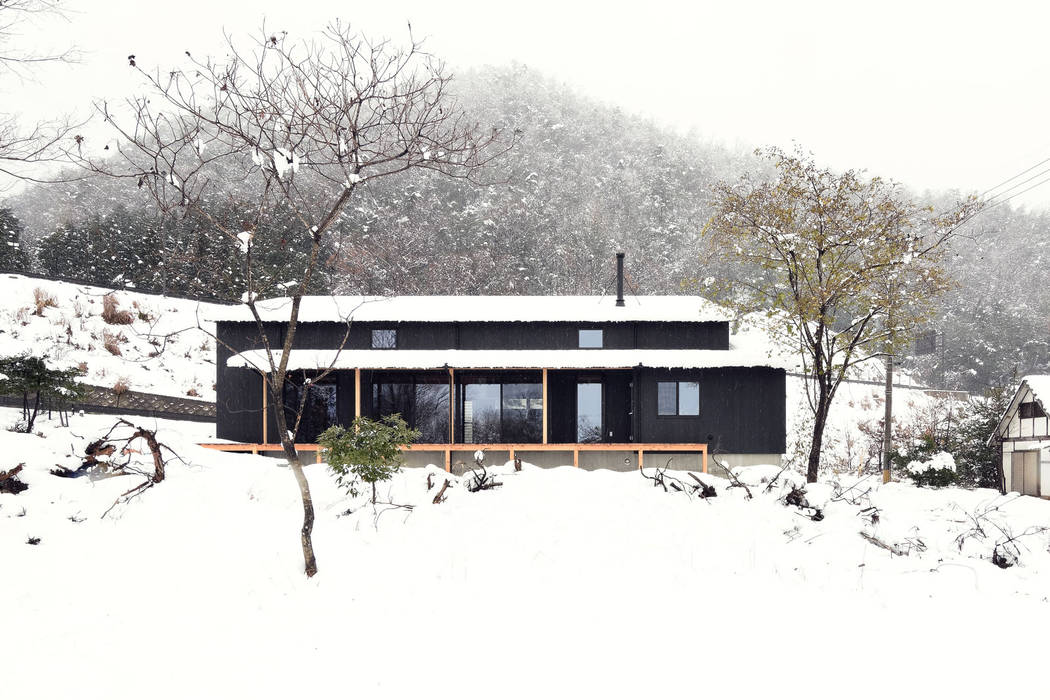 北比良の家/house of kitahira, STUDIO RAKKORA ARCHITECTS STUDIO RAKKORA ARCHITECTS Modern Houses