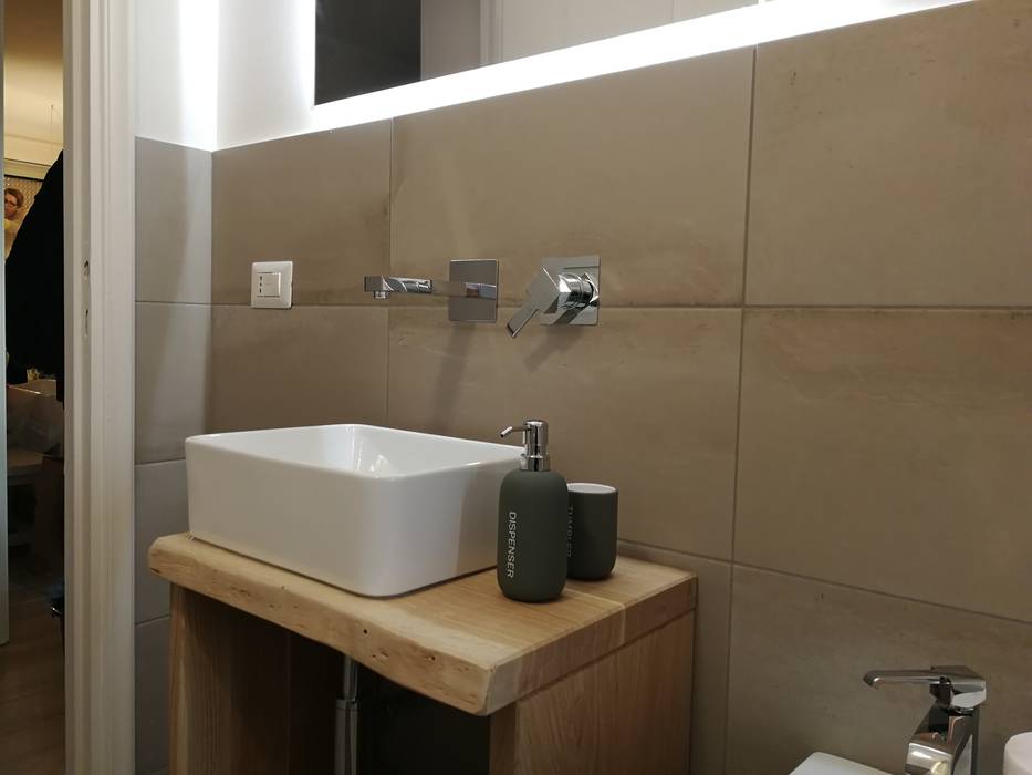 RISTRUTTURAZIONE COMPLETA APPARTAMENTO MILANO ZONA BOCCONI - "CASA STUDENTI" , RINNOVA HOME 3D RINNOVA HOME 3D Minimalist style bathroom