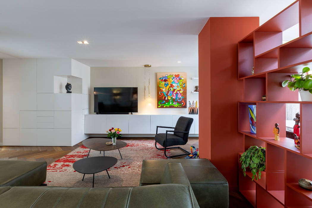 Warme sfeer met plek voor kleurrijke kunst, Aangenaam Interieuradvies Aangenaam Interieuradvies Modern living room