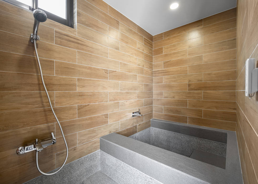 老屋翻新 浴 光 | 4F 泡澡室 有隅空間規劃所 Asian style bathroom Tiles