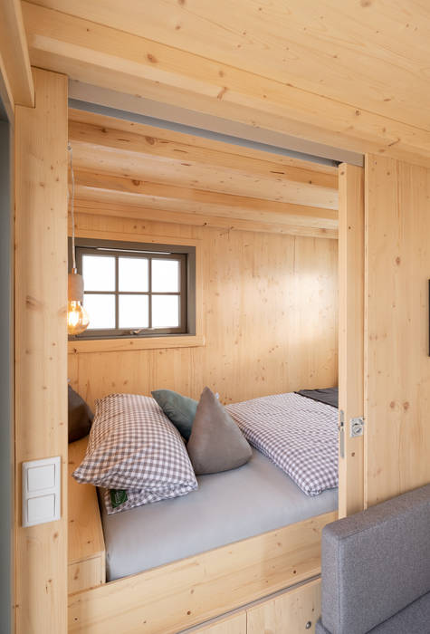 Tiny Haus by Grimmwald, Raum und Mensch Raum und Mensch Commercial spaces Wood Beige Hotels