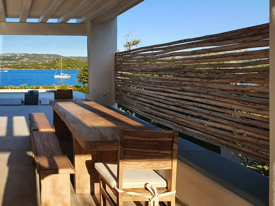 filtro in castagno Architetto Alessandro spano Balcone, Veranda & Terrazza in stile mediterraneo filtri legno, filagna castagno, brie soleil, sardegna, villa sardegna, architetto alessandro spano.