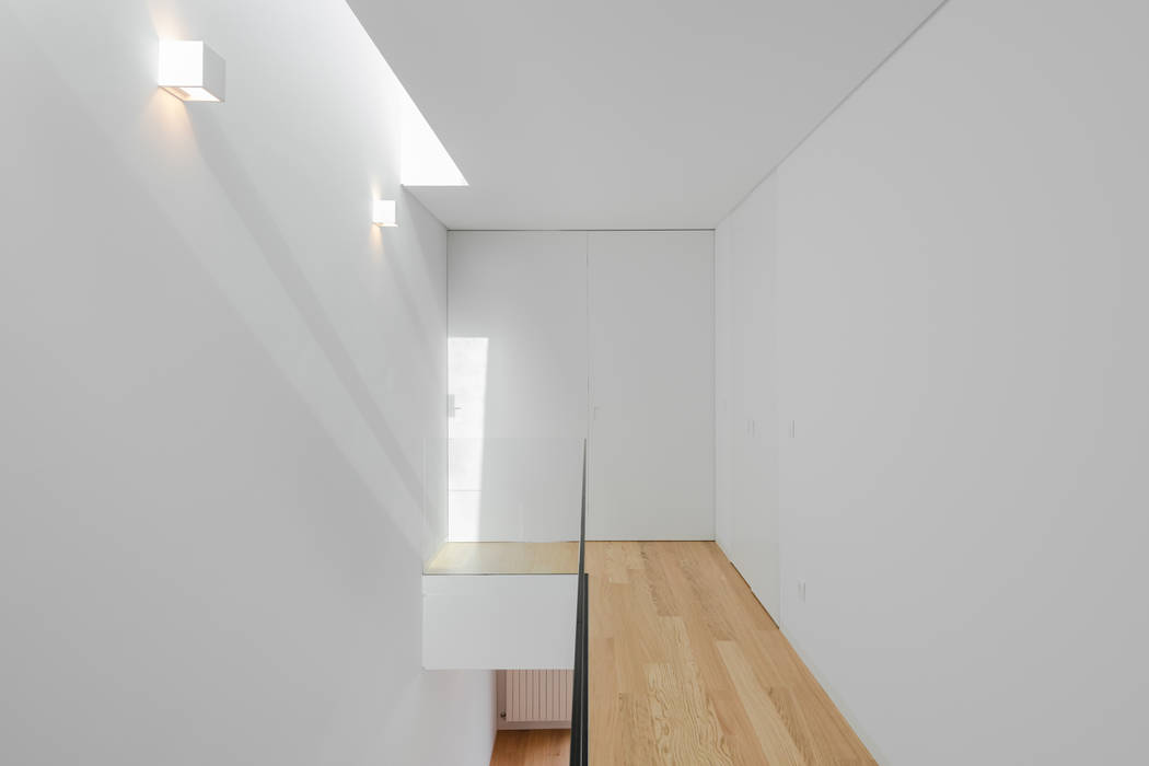 Casa da Baldrufa, Tiago do Vale Arquitectos Tiago do Vale Arquitectos Minimalistischer Flur, Diele & Treppenhaus MDF