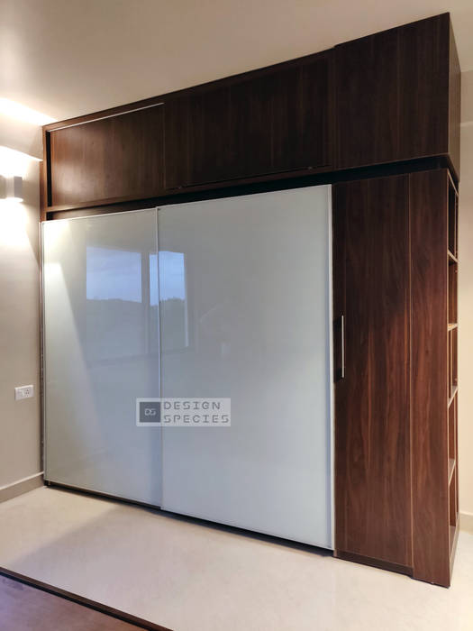 Lacquered sliding wardrobe, DESIGN SPECIES DESIGN SPECIES Minimalist bedroom MDF Wardrobes & closets