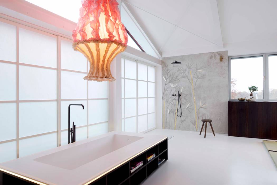 Praktisch schön Interieursalon GmbH Asian style bathroom Ceramic badewanne, asia, burlesque, interior, bad, bathroom, dusche, beton, gold