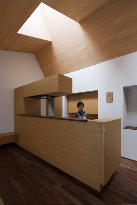 居間から台所を見る キタウラ設計室 オリジナルデザインの キッチン
