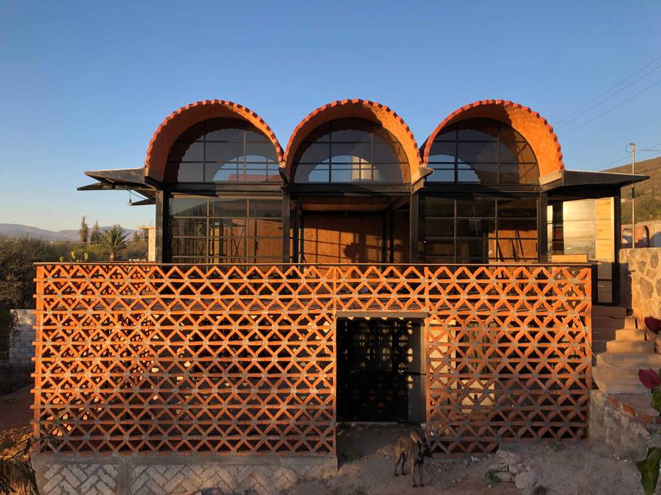 Fachada Este Día Aldana Sánchez - Ingenieros Arquitectos Balcones y terrazas rurales Ladrillos celosía, bóveda, catalana