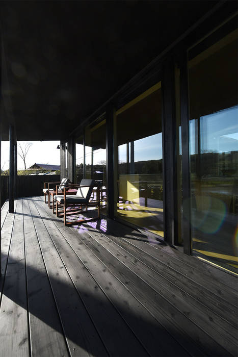 Case Study House #66, NASU CLUB NASU CLUB Modern balcony, veranda & terrace Wood Wood effect