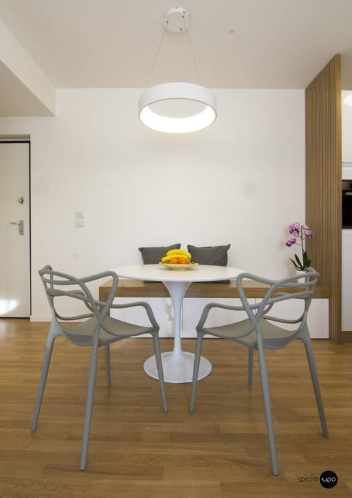 33 mq su misura / la zona pranzo Spazio Tipo Sala da pranzo minimalista Legno Effetto legno progetto,monolocale,interiordesign,interni,design,bagno,parquet,parquetinbagno,biancoelegno,bianco,legno