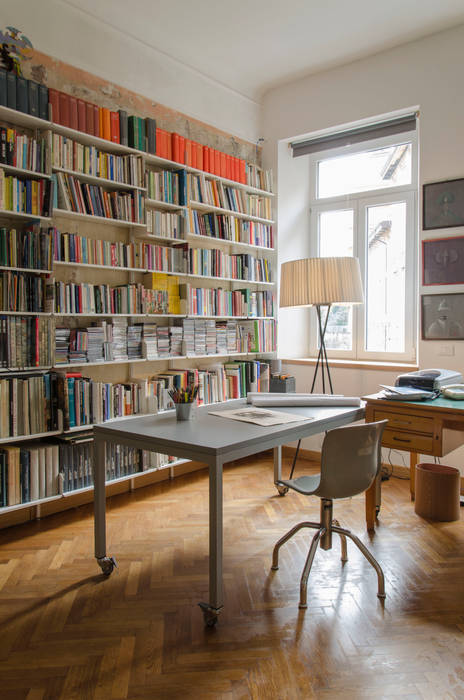 Lo studio Angela Baghino Studio moderno Libreria, scrivania, parquet, rovere, mobili su misura, Liberia in metallo, libreria componibile, lampada tripode, lamapada da terra