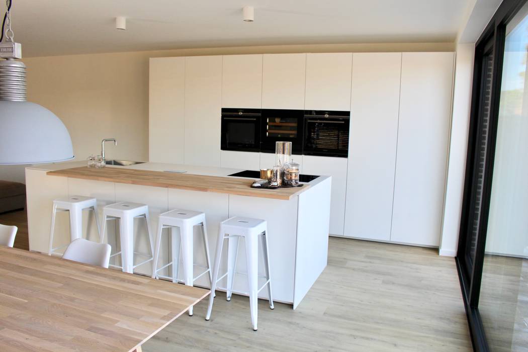 Hedendaags modern wit, NewLook Keukens & Interieur NewLook Keukens & Interieur Dapur built in Keramik