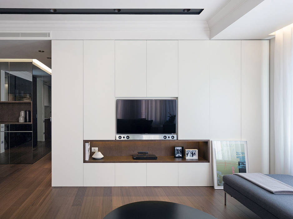 Mueble TV que recoge el sistema de TV y audio MANUEL GARCÍA ASOCIADOS Salones de estilo moderno manuel garcía asociados, mga, interiorismo, diseño de interiores, diseño, vivienda, residencial, alicante, salón