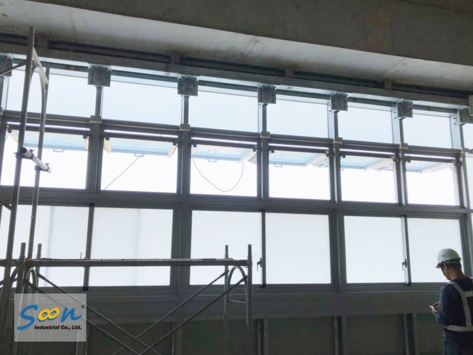 SHEV System In New MRT Station, Soon Industrial Co., Ltd. Soon Industrial Co., Ltd. Puertas y ventanas de estilo industrial Aluminio/Cinc