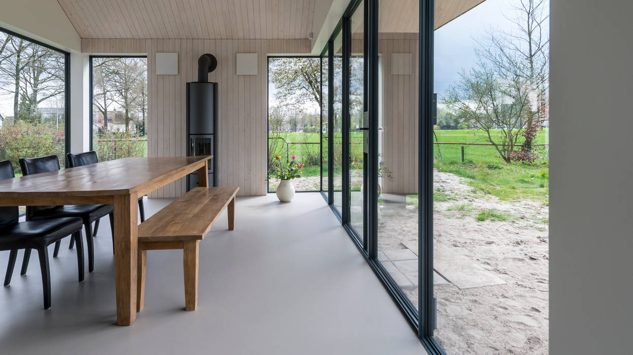 Houten uitbouw Diepenveen Studio Groen+Schild Moderne eetkamers Uitbouw modern hout eetkamer duurzaam stalen pui glas
