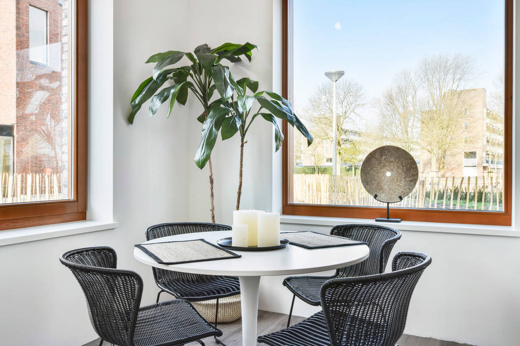 Eettafel aan de straatkant BLOC7 architecten Moderne eetkamers houten kozijnen