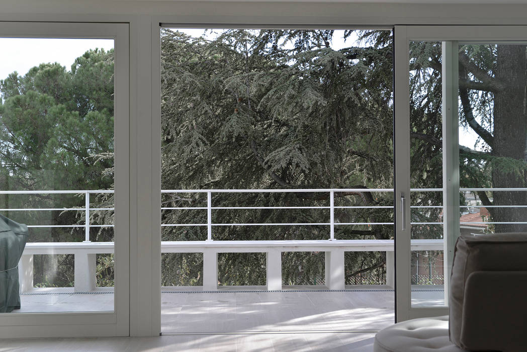 Villa Pasiva, IMAGINEAN IMAGINEAN Patios & Decks Ceramic White