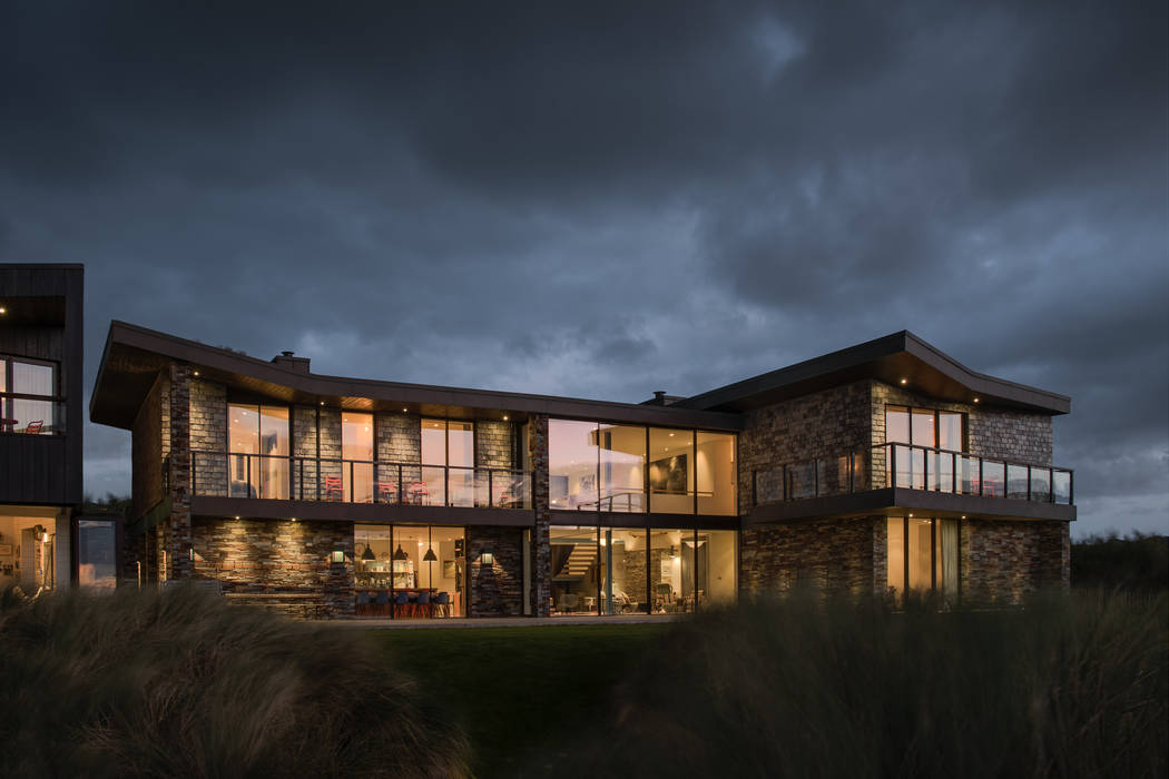 Sustainable Architecture Cornwall. Arco2 Architecture Ltd Ventanas de PVC Eco friendly new build property in Cornwall. Mawgan Porth beach front property. Sustainably designed architecture.