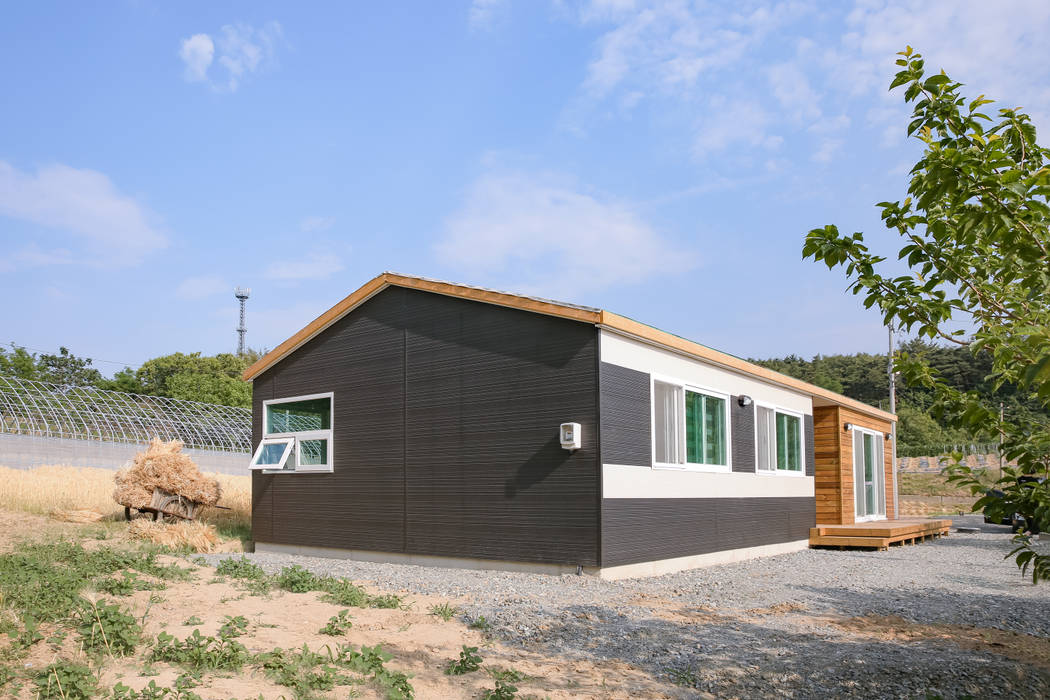 농촌과 잘 어우러지는 러스틱 단층 전원주택, 공간제작소(주) 공간제작소(주) Prefabricated Home