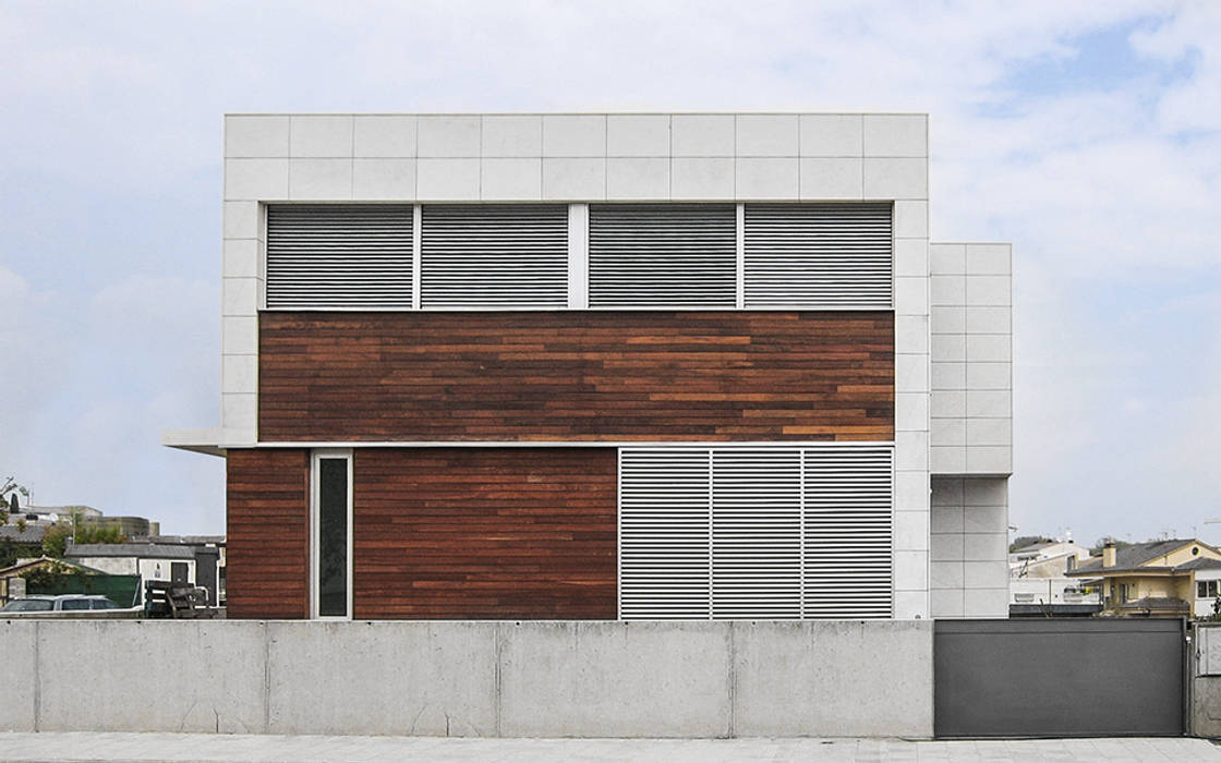 Fachada de acceso desde calle Soler Valiente Arquitectes Casas unifamiliares Madera Acabado en madera