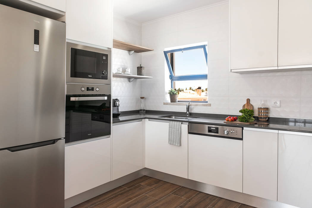 Portimão, Hoost - Home Staging Hoost - Home Staging Kitchen Cabinets & shelves