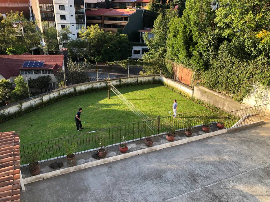 Vista del Járdin con cancha de Voleibol con medidas oficiales Arechiga y Asociados Jardines en la fachada