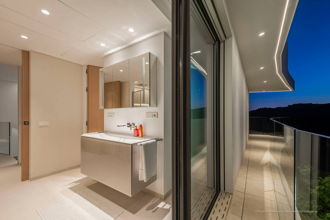 Errichtung einer Luxus Villa auf den Balearen, raum in form - Innenarchitektur & Architektur raum in form - Innenarchitektur & Architektur Phòng tắm phong cách hiện đại