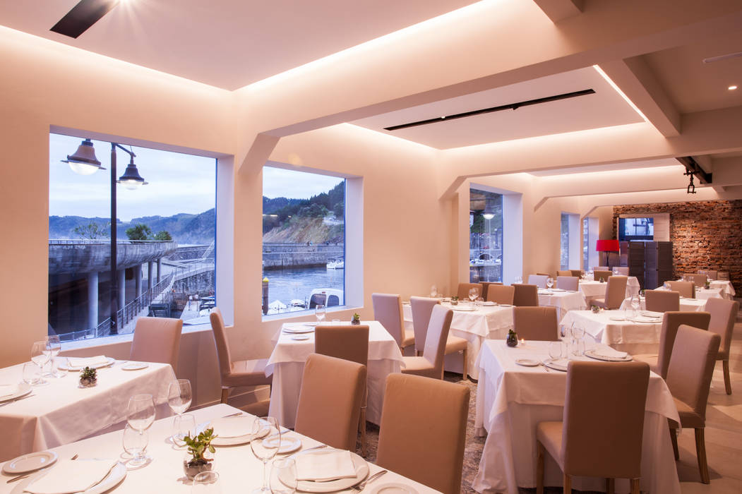 Proyecto de iluminación de interior y exterior para restaurante en Elantxobe, Spazio Vbobilbao Spazio Vbobilbao Espacios comerciales Gastronomía