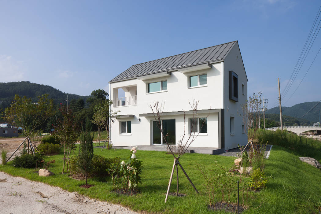 용문산과 하천이 있는 조용한 마을의 따뜻한 양평 패시브하우스, 위드하임 Withheim 위드하임 Withheim Modern houses